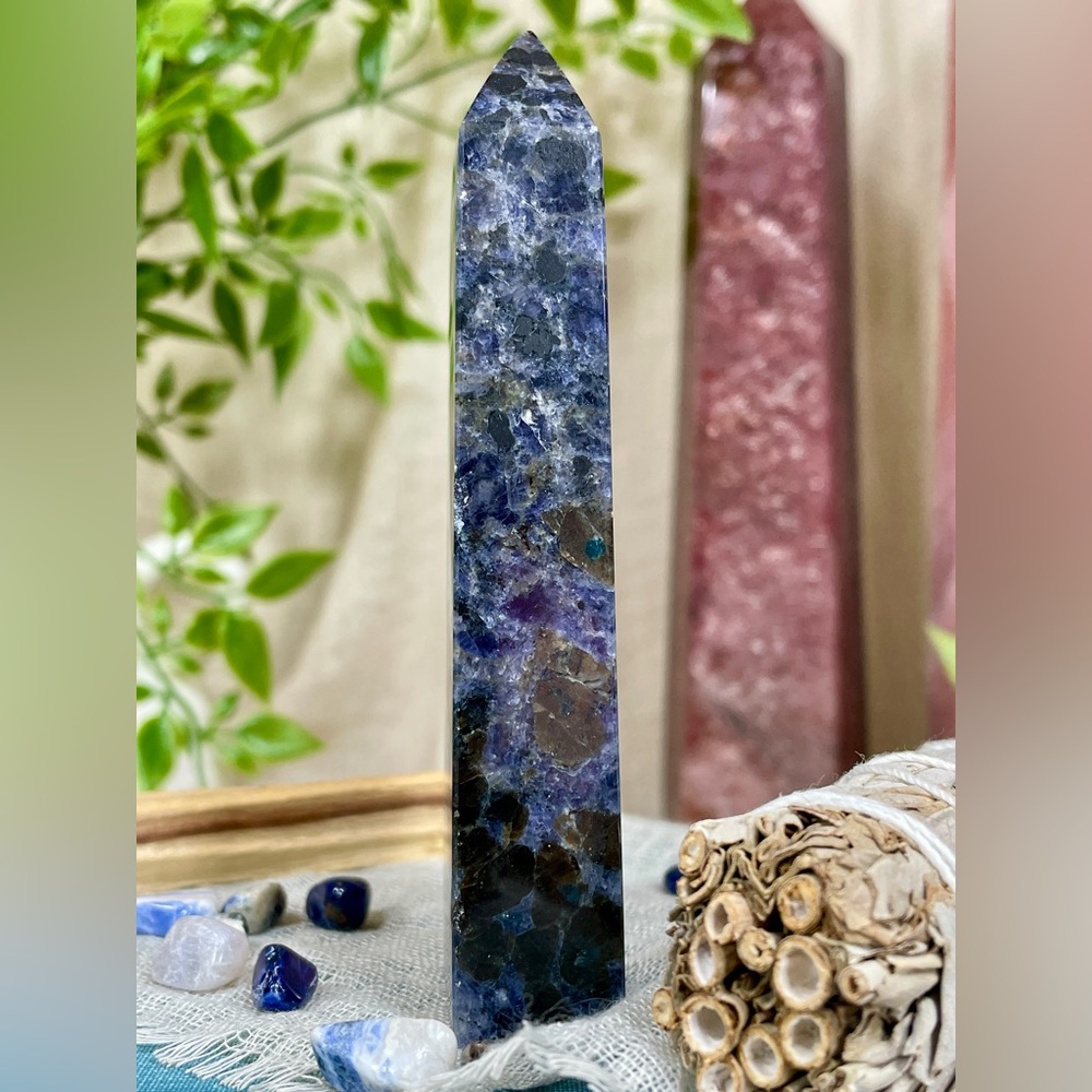 1608 Iolite Crystal Tower - Picture 4 of 10